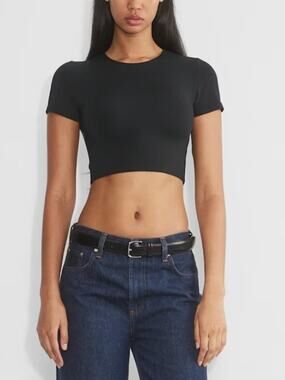 Aritzia Babton Original Contour Crew Cropped T-Shirt Black size medium